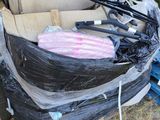 une pile de cartons posés dans l'herbe