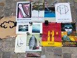 beaucoup d'affiches posées par terre les unes à côté des autres