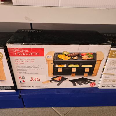 deux boîtes de conserves posées sur une étagère dans un magasin