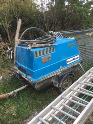 une machine bleue qui est posée dans l'herbe