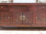 une armoire en bois surmontée d'un miroir