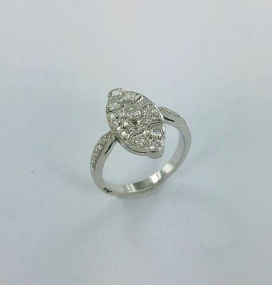 gros plan d'une bague en diamant sur une surface blanche