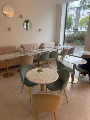 une salle avec beaucoup de tables et de chaises