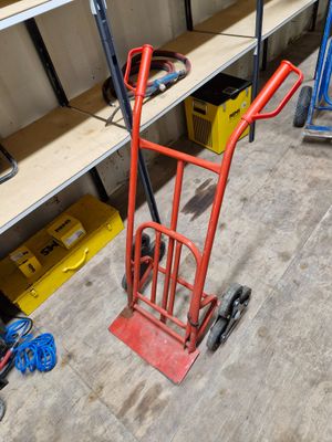 un diable rouge posé par terre