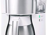 une cafetière posée sur une table blanche