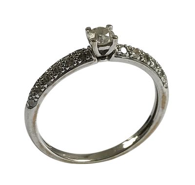 BAGUE en or 750/1000 sertie de diamants, un principal monté …