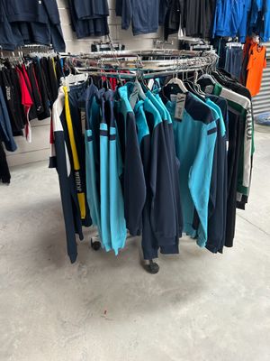 les vêtements sont suspendus à un portant dans un magasin de vêtements