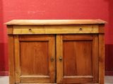 une armoire en bois à deux portes, avec un plateau en bois