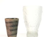 deux vases posés l'un à côté de l'autre sur une table