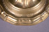 Paire de bougeoirs en bronze doré, le fût balustre à cottes,… (photo 2)