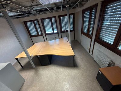 un bureau dans un local vide aux fenêtres ouvertes