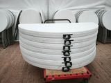 une pile d'assiettes blanches posée sur un chariot