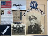une vieille photo d'un homme en uniforme militaire, entouré d'objets militaires