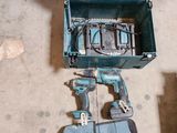 deux outils posés sur le sol