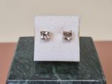 une paire de boucles d'oreilles posée sur un bloc de marbre