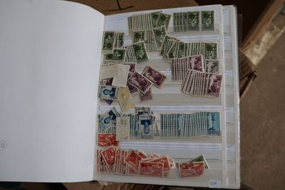 un livre ouvert avec des timbres, posé sur une table