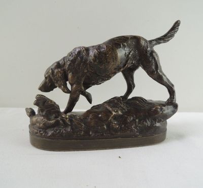 statue représentant un chien et un oiseau sur un rocher