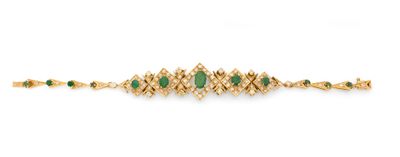 un bracelet en or serti d'émeraudes et de diamants