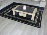 un tapis noir et blanc posé au sol dans un salon