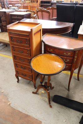 a lot of furniture that is sitting on the floor