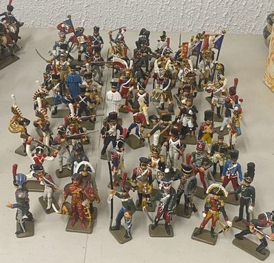 un grand nombre de figurines posées sur une table