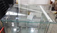 Vitrine carrée en verre ouvrant par un vantail en rideau déc… (photo 5)