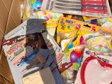 une boîte en carton remplie de jouets et d'autres objets