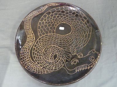 NEUMULLER 1967 - Plat rond en céramique crème ornée d'un dra…