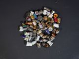 une photo montrant un tas de vieilles brosses à dents et de dentifrice