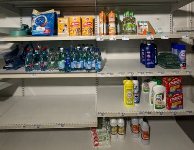 de nombreux types d'articles différents sur les rayons du magasin