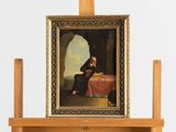 une photo d'un tableau posé sur un chevalet, sur lequel figure le portrait d'un homme