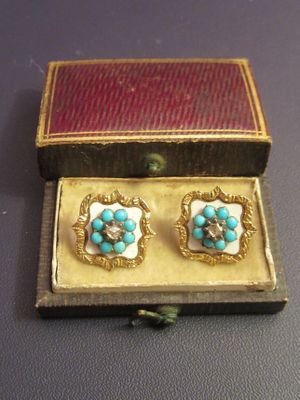 a small box that has two pairs of earrings in it