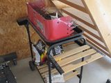 une photo d'un établi sur lequel se trouve une boîte à outils