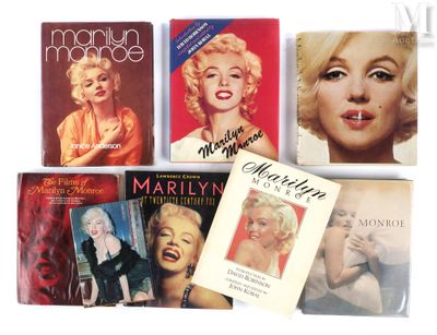 Plusieurs livres consacrés à Marilyn Monroe sont alignés sur une surface blanche