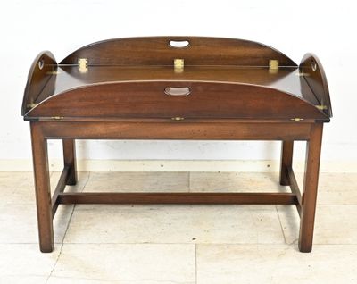 un petit bureau en bois avec un tiroir en dessous