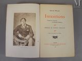un vieux livre avec la photo d'un homme en costume-cravate