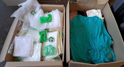 deux cartons de vêtements posés par terre
