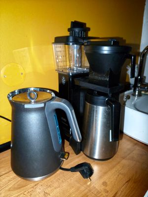 une cafetière et un mixeur posés sur le plan de travail de la cuisine