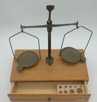 Balance de bijoutier en laiton sur son support à tiroir en b… (photo 3)