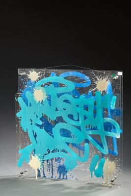 un bloc de verre orné d'un motif bleu et jaune