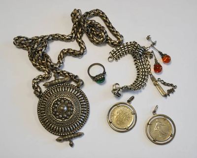 plusieurs bijoux, dont une pièce de monnaie, un collier et une bague