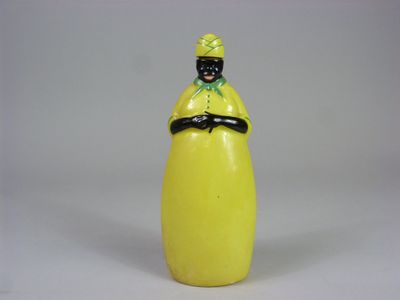 une figurine représentant une femme en robe jaune