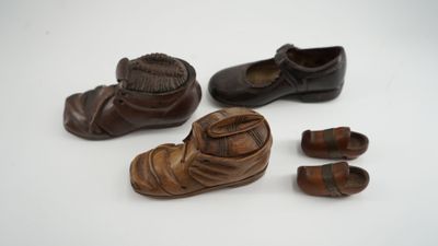 Un ensemble de deux boites support encrier en forme de souli…