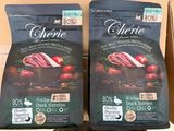 deux sacs de croquettes posés sur une boîte en carton