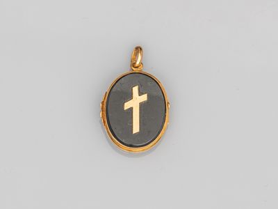 un pendentif en forme de croix en or avec un onyx noir