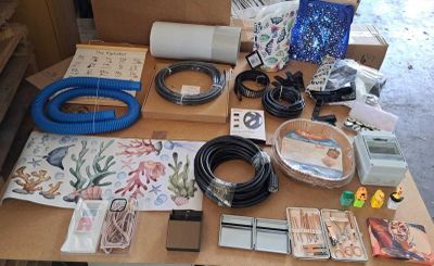 une table sur laquelle se trouvent plusieurs objets