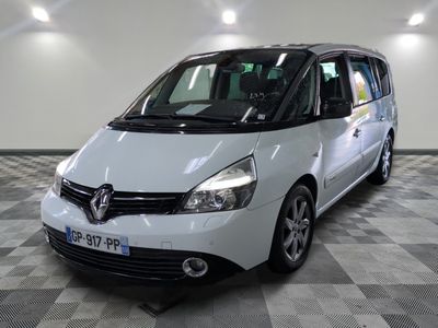 la photo d'une camionnette blanche garée dans un garage