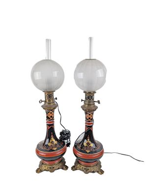 Paire de lampes à pétrole en porcelaine polychrome