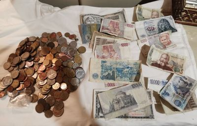 une liasse de billets posée sur une table blanche