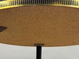 une image montrant un gros plan d'une table sur laquelle est posée une horloge
